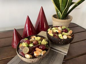 Ensalada navideña de aguacate, uvas y langostinos