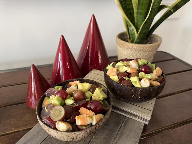 Ensalada navideña de aguacate, uvas y langostinos