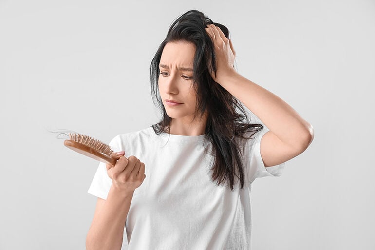 Caída estacional del cabello: cómo combatirla con nutricosmética, champús y ampollas
