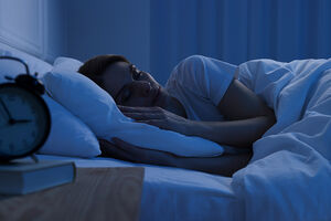 ¿Por qué es mejor dormir con la persiana bajada?