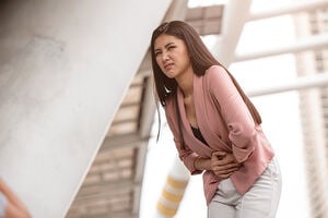 Dolor en el abdomen bajo en mujeres: causas y cu&aacute;ndo preocuparse