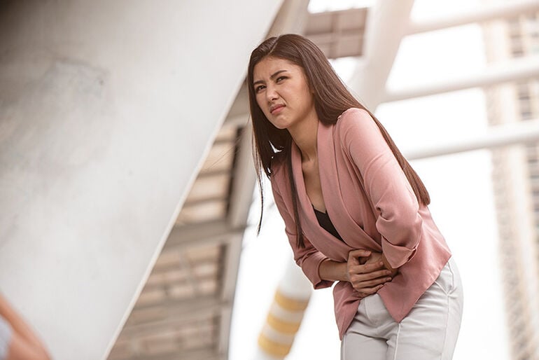 Dolor en el abdomen bajo en mujeres: causas y cuándo preocuparse