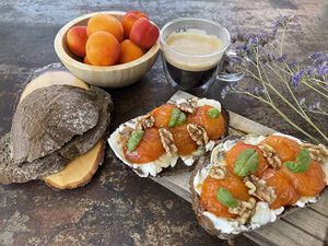 Tosta de albaricoques asados, queso de cabra y miel de lavanda