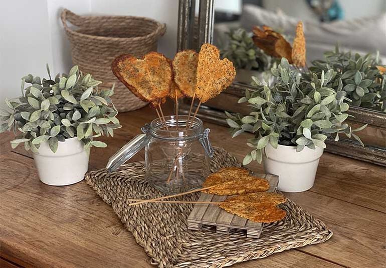 Piruletas de queso parmesano en forma de corazón