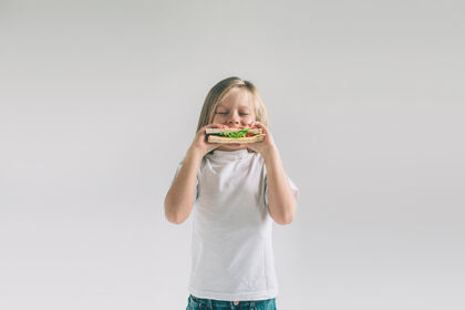 Comer rápido eleva el riesgo de sobrepeso en la infancia