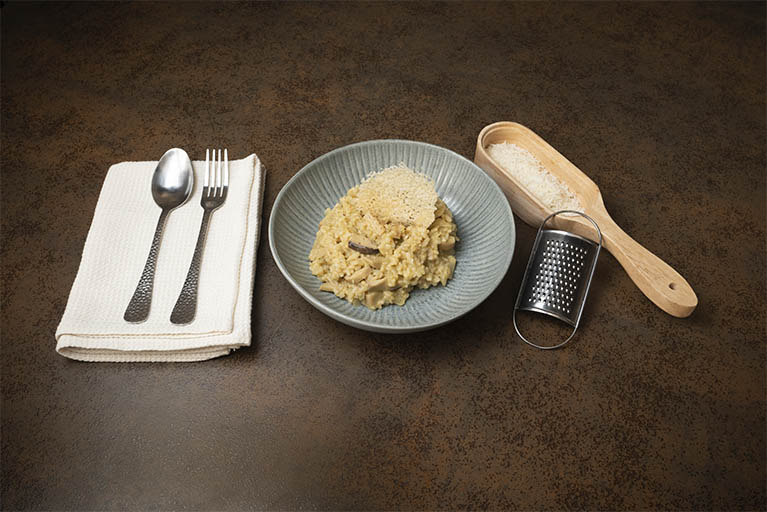 Receta con vídeo de risotto de boletus con arroz integral y galleta de parmesano.