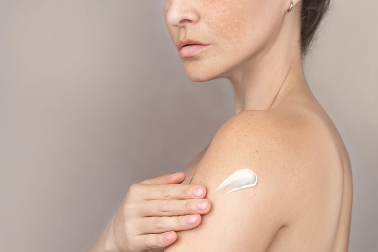¿Tienes manchas oscuras en la piel? Encuentra una crema despigmentante corporal