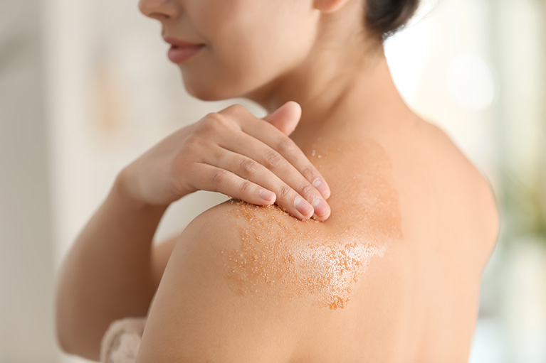 Exfoliar la piel en verano: cómo hacerlo bien y qué productos usar