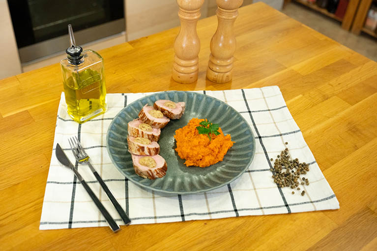 Receta con vídeo de solomillo de cerdo a la mostaza con puré de boniato.