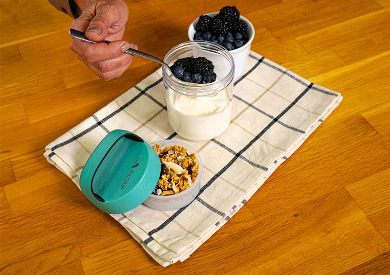 El yogur con arándanos y granola es una idea de almuerzo para niños saludable y fácil.