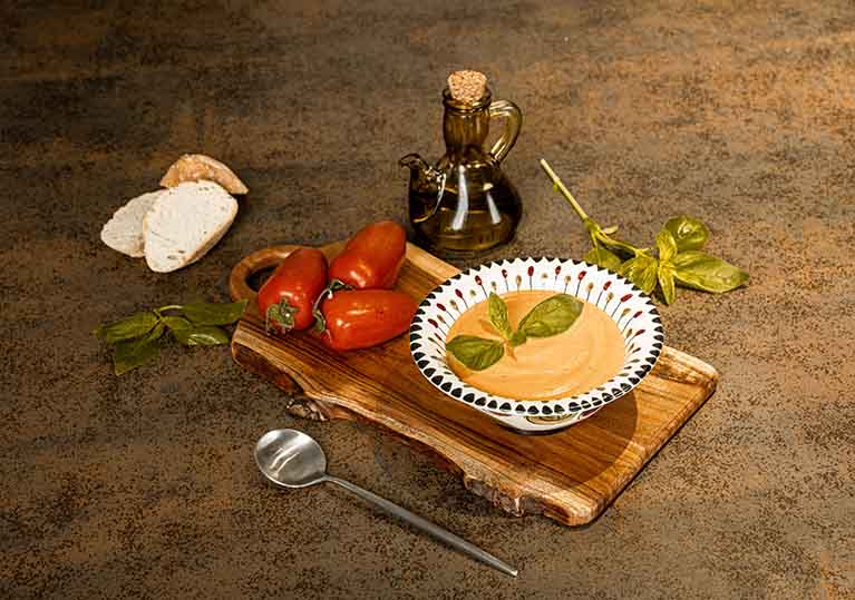 Receta con vídeo de salmorejo con albahaca.
