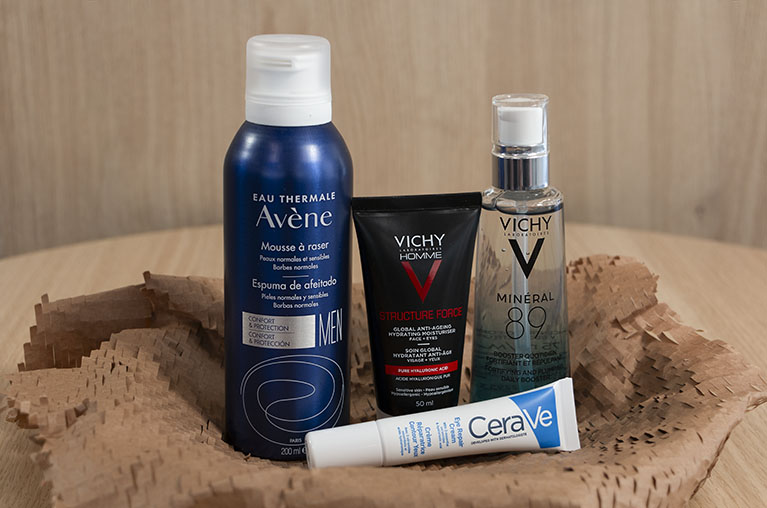 De izquierda a derecha, productos de cuidado facial para tu padre disponibles en Welnia: Avène Espuma de Afeitar, 200 ml; CeraVe Crema Reparadora Contorno de Ojos, 14 ml; Vichy Homme Antiedad Structure Force 50 ml; y Vichy Minéral 89, 75 ml.