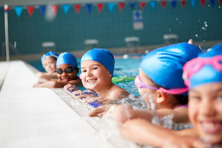 Dermatitis atópica y cloro de la piscina: ¿apunto a mi hijo a natación?