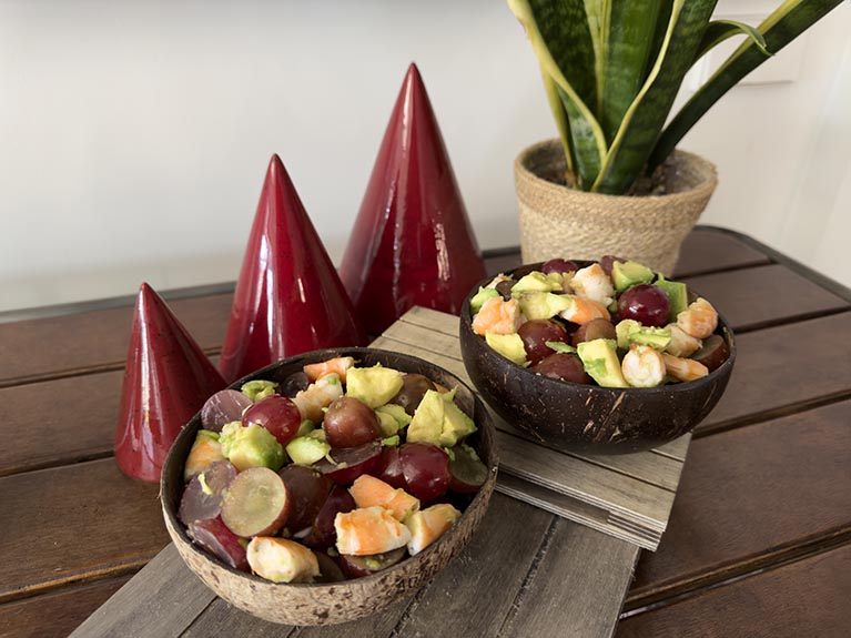 Ensalada navideña de aguacate, uvas y langostinos