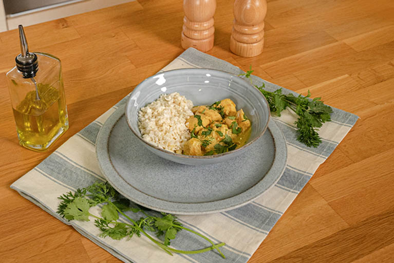 Receta con vídeo de pollo al curry bajo en carbohidratos.