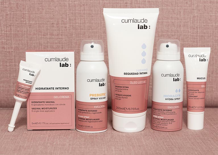 De izquierda a derecha, productos especializados de Cumlaude Lab para el cuidado íntimo en el embarazo y el posparto: Cumlaude Lab Hidratante Interno Gel-Crema 6 ml, 6 Uds; Cumlaude Lab Prebiotic Spray Vulvar, 75 ml; Cumlaude Lab Lubripiù Higiene Íntima Oleo Leche, 200 ml; Cumlaude Lab Hydra Spray, 75 ml; y Cumlaude Lab Mucus Gel Vaginal, 30 ml.