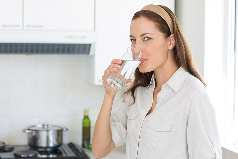 Para envejecer mejor también es esencial beber agua: ¿por qué?