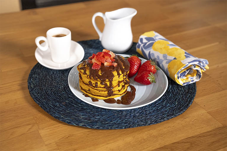 Receta con vídeo de tortitas de avena con fresas y chocolate.