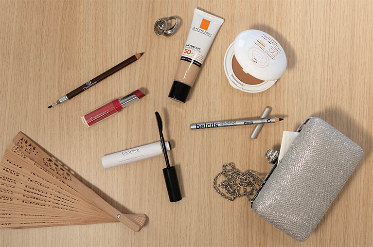 De izquierda a derecha y de arriba a abajo, productos de maquillaje resistentes al calor disponibles en Welnia: Avène Couvrance Lápiz Corrector de Cejas Oscuro, 1 ud; La Roche-Posay Anthelios Mineral One SPF 50+ Tono Medium, 30 ml; Avène Solar Compacto Coloreado Dorado SPF 50, 10 g; Avène Couvrance Bálsamo de Labios Embellecedor Rosa, 3 g; Avène Couvrance Máscara De Pestañas Alta Tolerancia Negra, 7 ml; y Belcils Lápiz Perfilador Ojos Hipoalergénico Textura Cremosa Negro, 1 Ud.