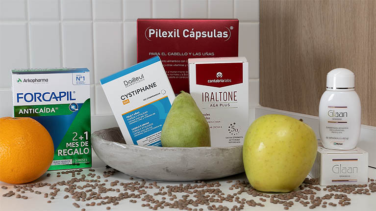De izquierda a derecha y de arriba a abajo, productos de nutricosmética para combatir la caída del cabello en otoño disponibles en Welnia: Arkopharma Forcapil Anticaída, 90 Comprimidos; Cystiphane Fort Cabello y Uñas 120 Comprimidos; Pilexil Anticaída, 150 Uds; Iraltone AGA Plus, 60 Cápsulas; y Glaan Grageas, 60 Uds.