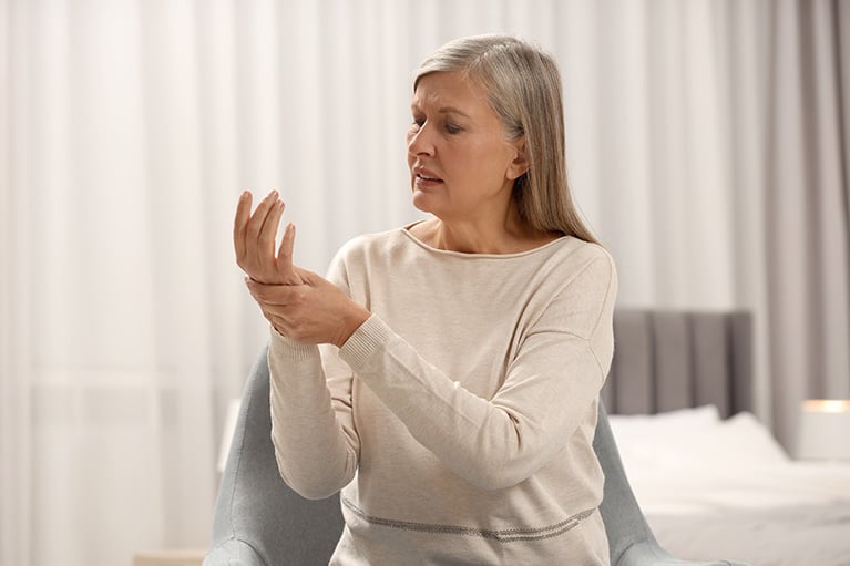 Menopausia y osteoporosis: cómo se relacionan y qué puedes hacer para prevenir fracturas