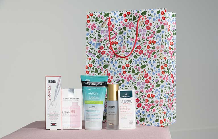 De izquierda a derecha, tienes ideas de regalos para el Día de la Madre: Isdin Si-Nails Fortalecedor de Uñas, 2,5 ml; La Roche-Posay Retinol B3 Serum; Neutrogena Skin Detox Mascarilla de Arcilla Purificante, 150 ml; Isdinceutics Hyaluronic Concentrate, 30 ml; y Endocare Radiance Contorno de Ojos, 15 ml.