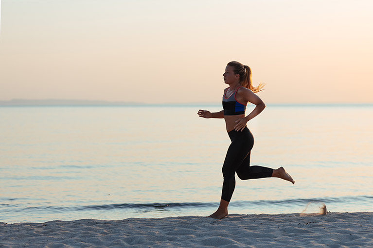 Correr en la arena, ¿es bueno para tus pies?