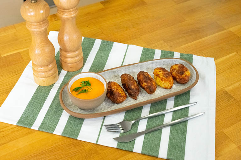 Receta con vídeo de croquetas de bacalao en freidora de aire con mayonesa de pimientos.