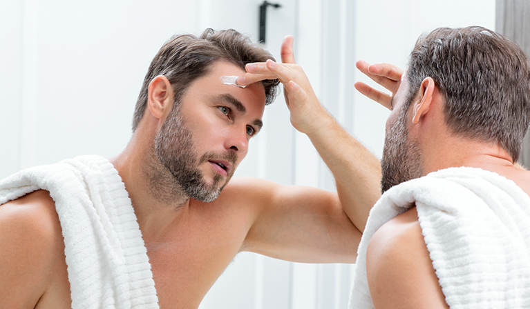 Cómo iniciar a tu padre en el cuidado facial: consejos y productos