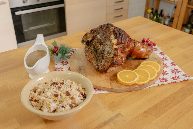 Receta con vídeo de jamón glaseado a la naranja con arroz con pasas y piñones.