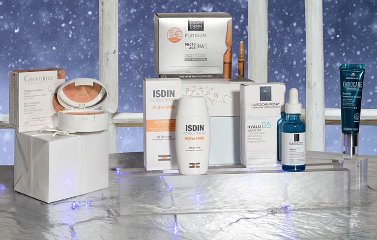 De izquierda a derecha, productos de belleza y cosmética disponibles en Welnia que te servirán como regalos para Papá Noel: MartiDerm Platinum Photo Age [HA+], 30 Ampollas;  La Roche-Posay Hyalu B5 Sérum, 30 ml; Avène Couvrance Polvos Mosaico Bronceados, 10 g; Endocare Renewal Serum Retinol Intensive, 30 ml; y Fotoultra Isdin 100 Active Unify Fusion Fluid SPF 50+, 50 ml. 