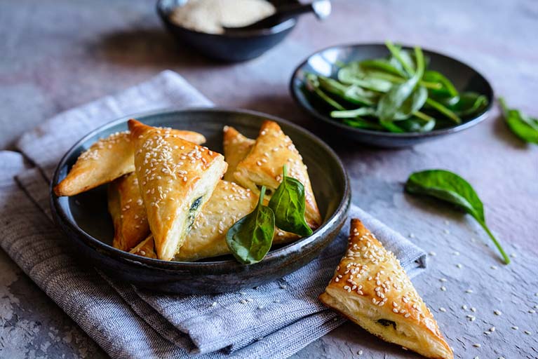 Triangulitos de espinacas rellenos de salmón y queso