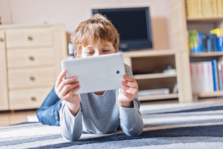 Cuál es el límite de tiempo con pantallas que no deben superar los niños, según los pediatras