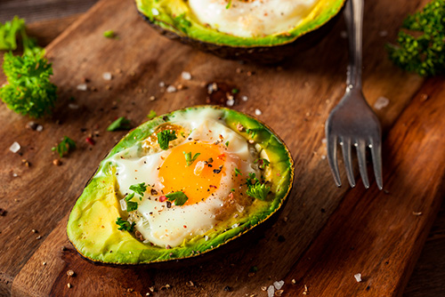 Cama de aguacate con huevos al horno: dale sabor y color al verano