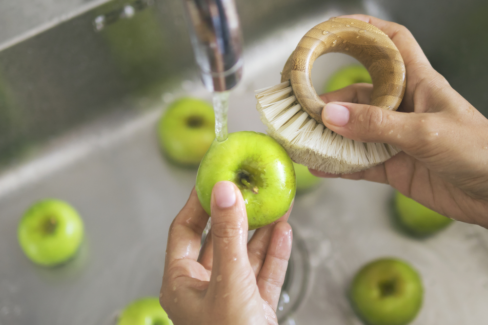 Cómo lavar toda la fruta y verdura y qué riesgos evitas