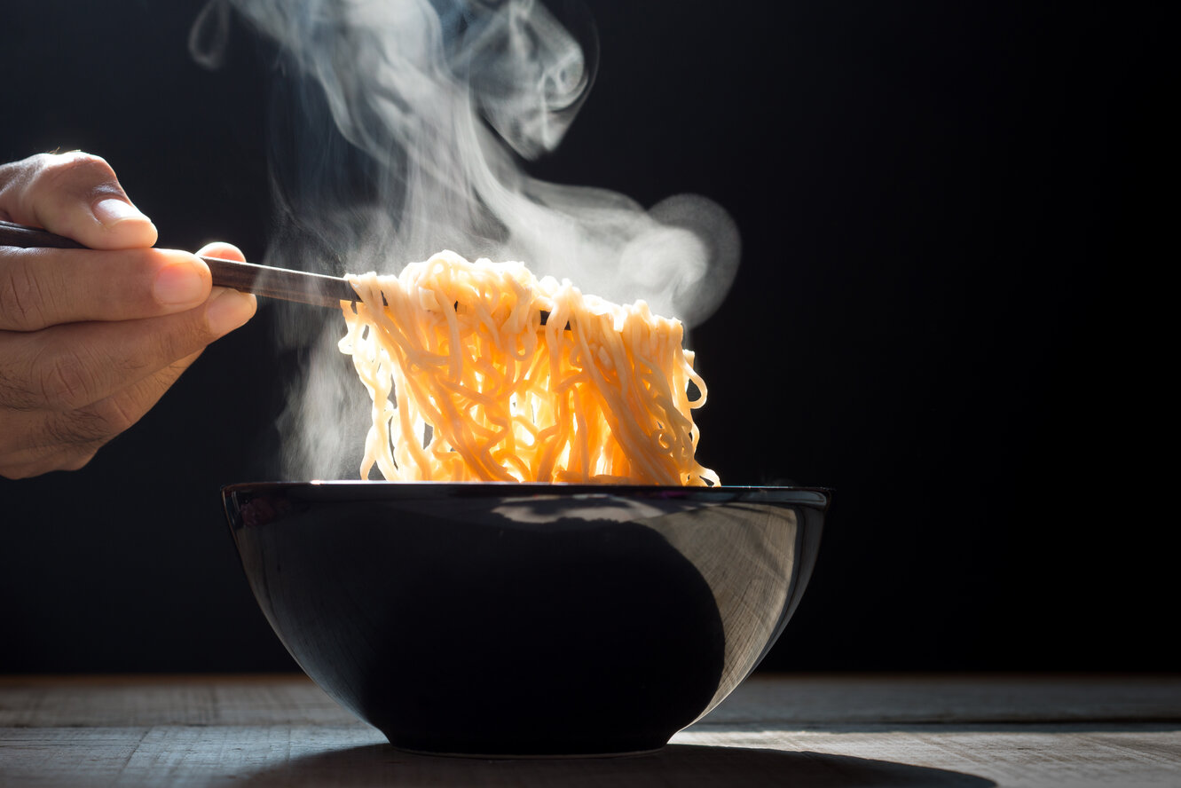 'Noodles' de calabacín con setas al pesto de pistachos