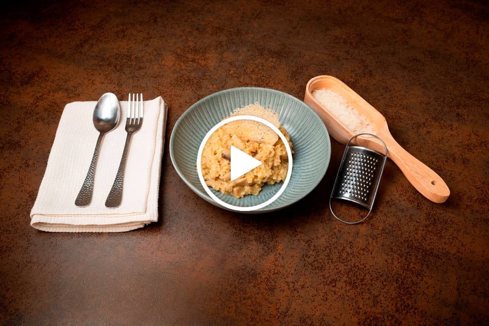 Receta con vídeo de risotto de boletus con arroz integral y galleta de parmesano.
